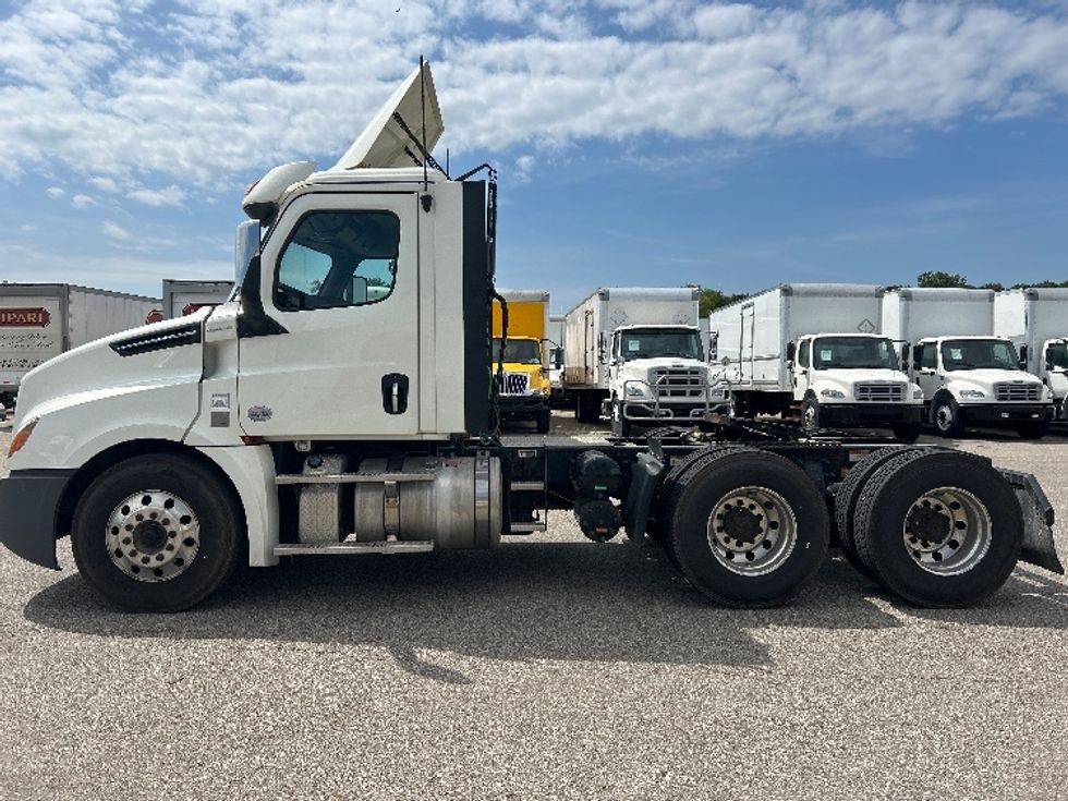 Day Cab Tractor-Heavy Duty Tractors-Freightliner-2019-T12664ST-Lansing-MI-343,176\n\t\tmiles-$ 47,750 - Image 4