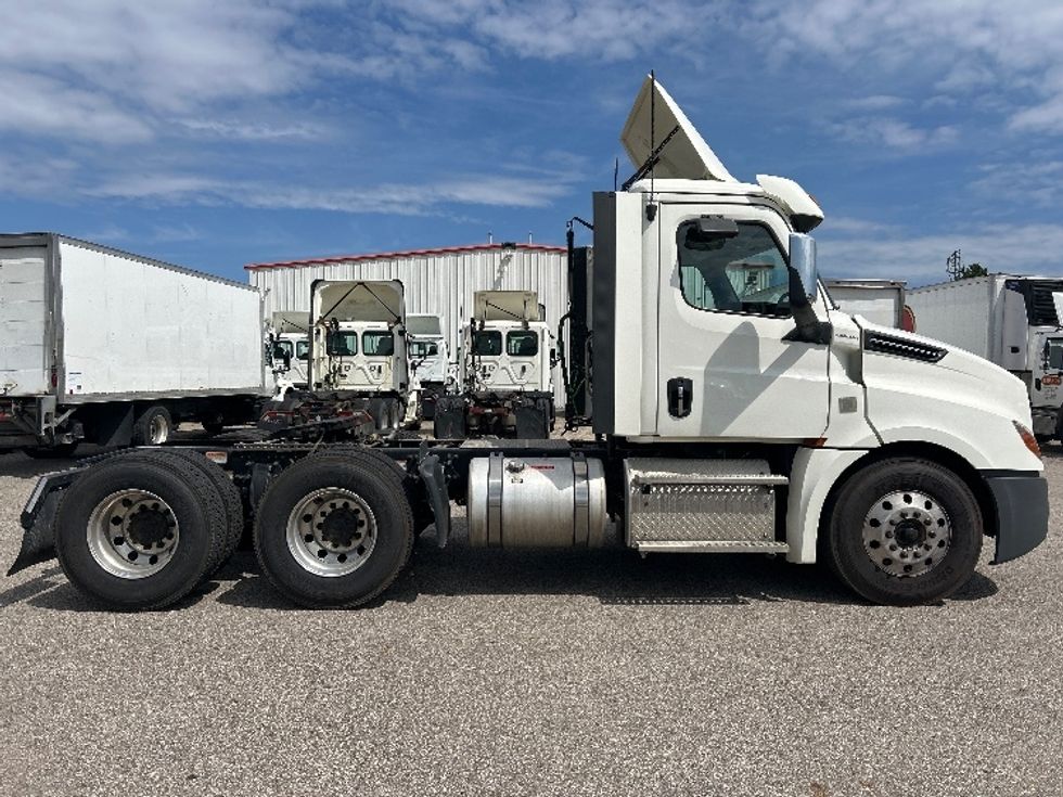 Day Cab Tractor-Heavy Duty Tractors-Freightliner-2019-T12664ST-Lansing-MI-343,176\n\t\tmiles-$ 47,750 - Image 8