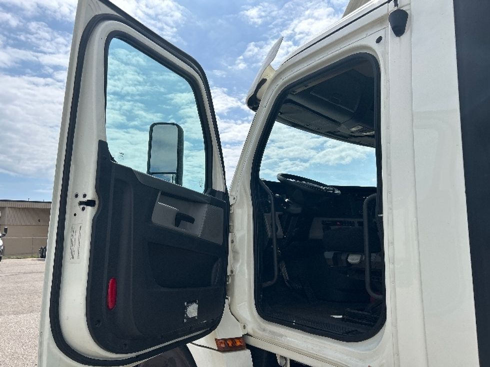 Day Cab Tractor-Heavy Duty Tractors-Freightliner-2019-T12664ST-Lansing-MI-343,176\n\t\tmiles-$ 47,750 - Image 9