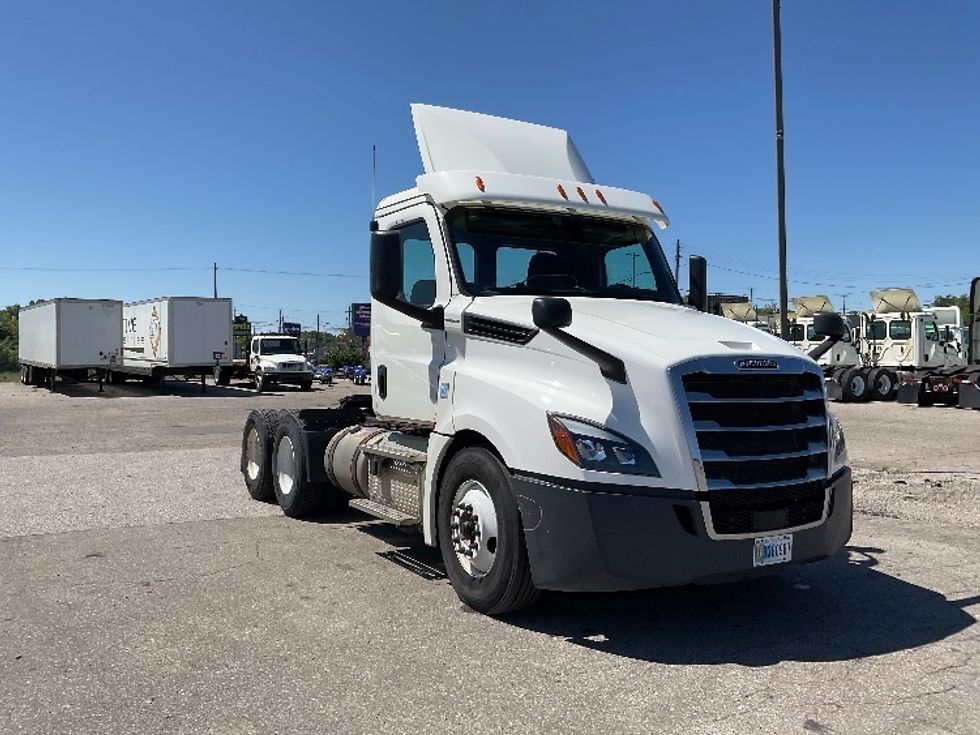 Day Cab Tractor-Heavy Duty Tractors-Freightliner-2019-T12664ST-Lansing-MI-444,872\n\t\tmiles-$ 41,500 - Image 1