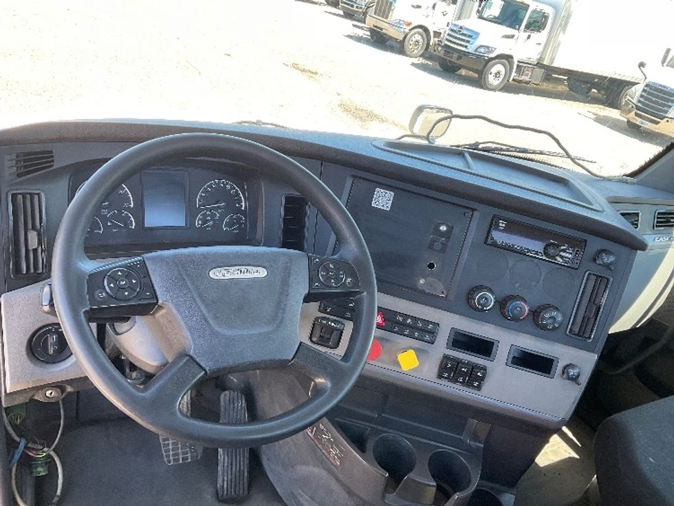 Day Cab Tractor-Heavy Duty Tractors-Freightliner-2019-T12664ST-Lansing-MI-444,872\n\t\tmiles-$ 41,500 - Image 11