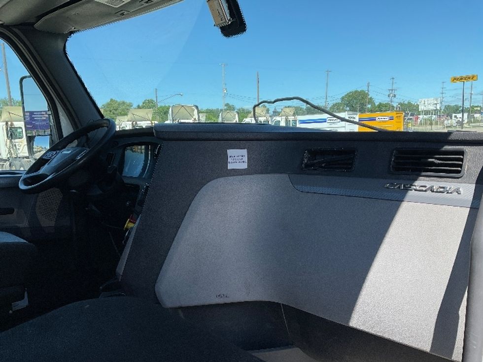 Day Cab Tractor-Heavy Duty Tractors-Freightliner-2019-T12664ST-Lansing-MI-444,872\n\t\tmiles-$ 41,500 - Image 13