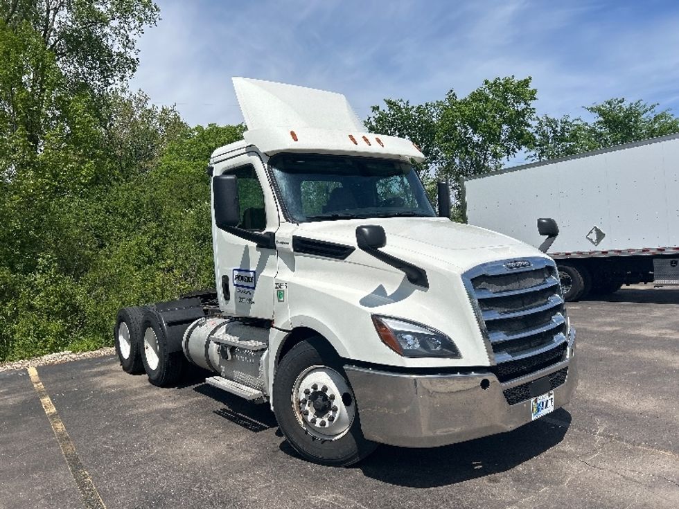 Day Cab Tractor-Heavy Duty Tractors-Freightliner-2019-T12664ST-Lansing-MI-471,592\n\t\tmiles-$ 36,000 - Image 1