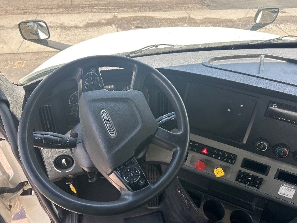 Day Cab Tractor-Heavy Duty Tractors-Freightliner-2019-T12664ST-Lansing-MI-471,592\n\t\tmiles-$ 36,000 - Image 11