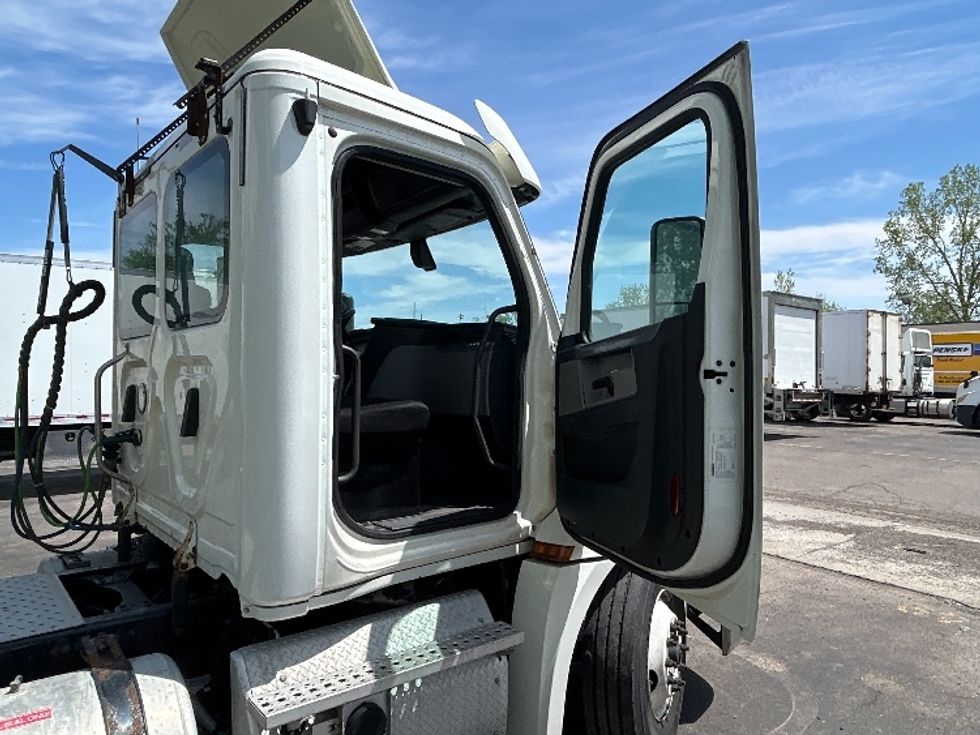 Day Cab Tractor-Heavy Duty Tractors-Freightliner-2019-T12664ST-Lansing-MI-471,592\n\t\tmiles-$ 36,000 - Image 12