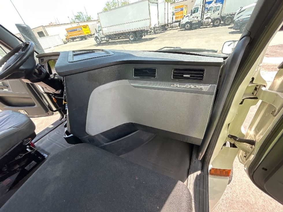 Day Cab Tractor-Heavy Duty Tractors-Freightliner-2019-T12664ST-Lansing-MI-471,592\n\t\tmiles-$ 36,000 - Image 13