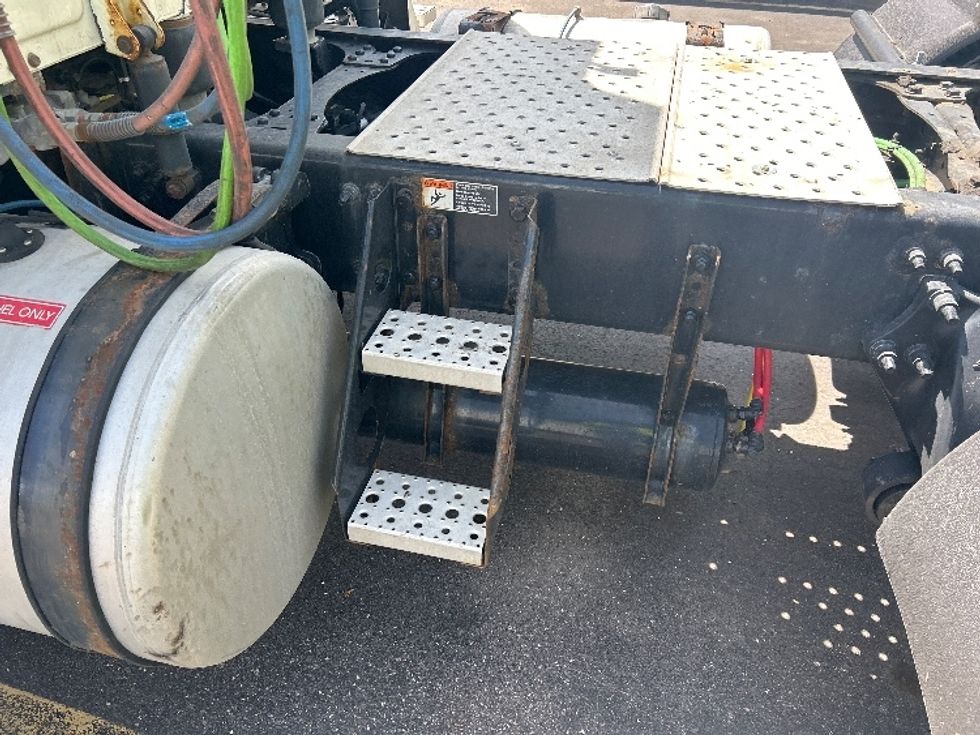 Day Cab Tractor-Heavy Duty Tractors-Freightliner-2019-T12664ST-Lansing-MI-471,592\n\t\tmiles-$ 36,000 - Image 17