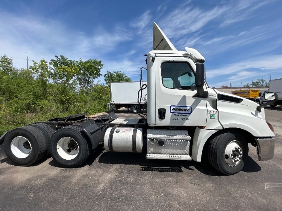Day Cab Tractor-Heavy Duty Tractors-Freightliner-2019-T12664ST-Lansing-MI-471,592\n\t\tmiles-$ 36,000 - Image 8
