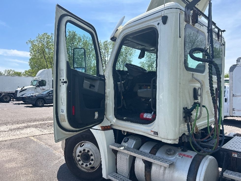 Day Cab Tractor-Heavy Duty Tractors-Freightliner-2019-T12664ST-Lansing-MI-471,592\n\t\tmiles-$ 36,000 - Image 9