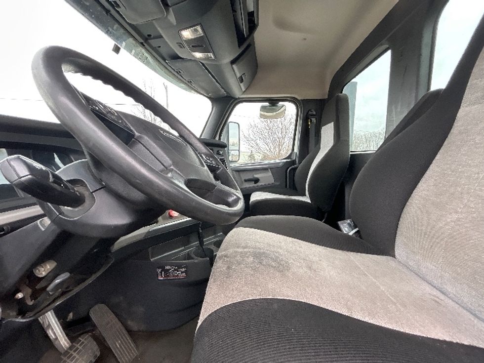 Day Cab Tractor-Heavy Duty Tractors-Freightliner-2019-T12664ST-Lansing-MI-502,793\n\t\tmiles-$ 36,750 - Image 10