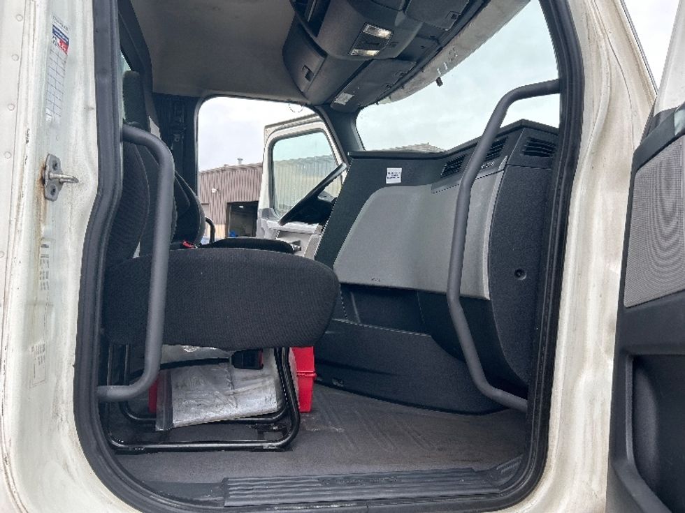 Day Cab Tractor-Heavy Duty Tractors-Freightliner-2019-T12664ST-Lansing-MI-502,793\n\t\tmiles-$ 36,750 - Image 12
