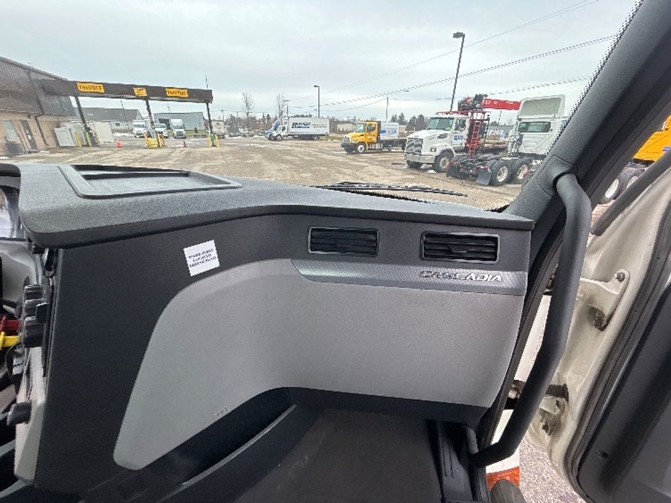 Day Cab Tractor-Heavy Duty Tractors-Freightliner-2019-T12664ST-Lansing-MI-502,793\n\t\tmiles-$ 36,750 - Image 13