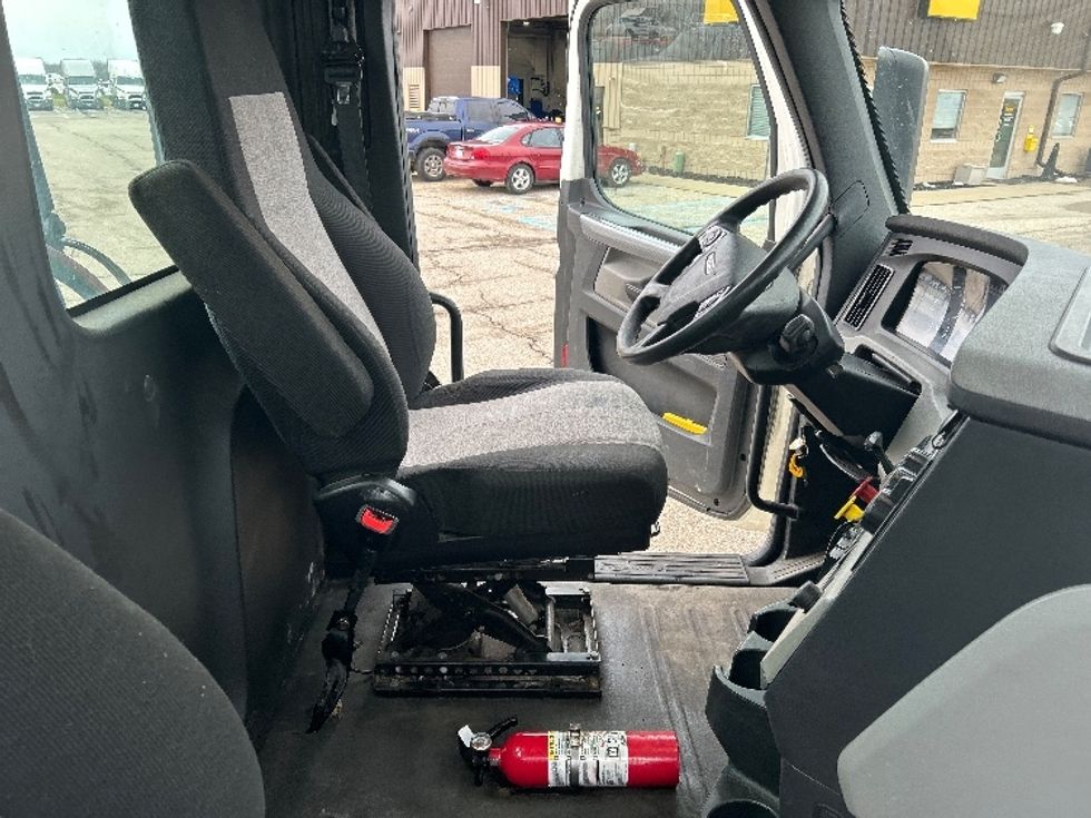 Day Cab Tractor-Heavy Duty Tractors-Freightliner-2019-T12664ST-Lansing-MI-502,793\n\t\tmiles-$ 36,750 - Image 14