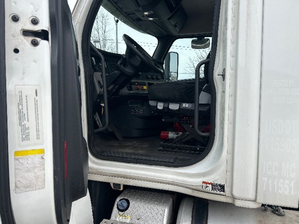Day Cab Tractor-Heavy Duty Tractors-Freightliner-2019-T12664ST-Lansing-MI-502,793\n\t\tmiles-$ 36,750 - Image 9