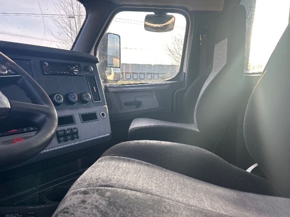 Day Cab Tractor-Heavy Duty Tractors-Freightliner-2019-T12664ST-Lansing-MI-545,775\n\t\tmiles-$ 34,750 - Image 10