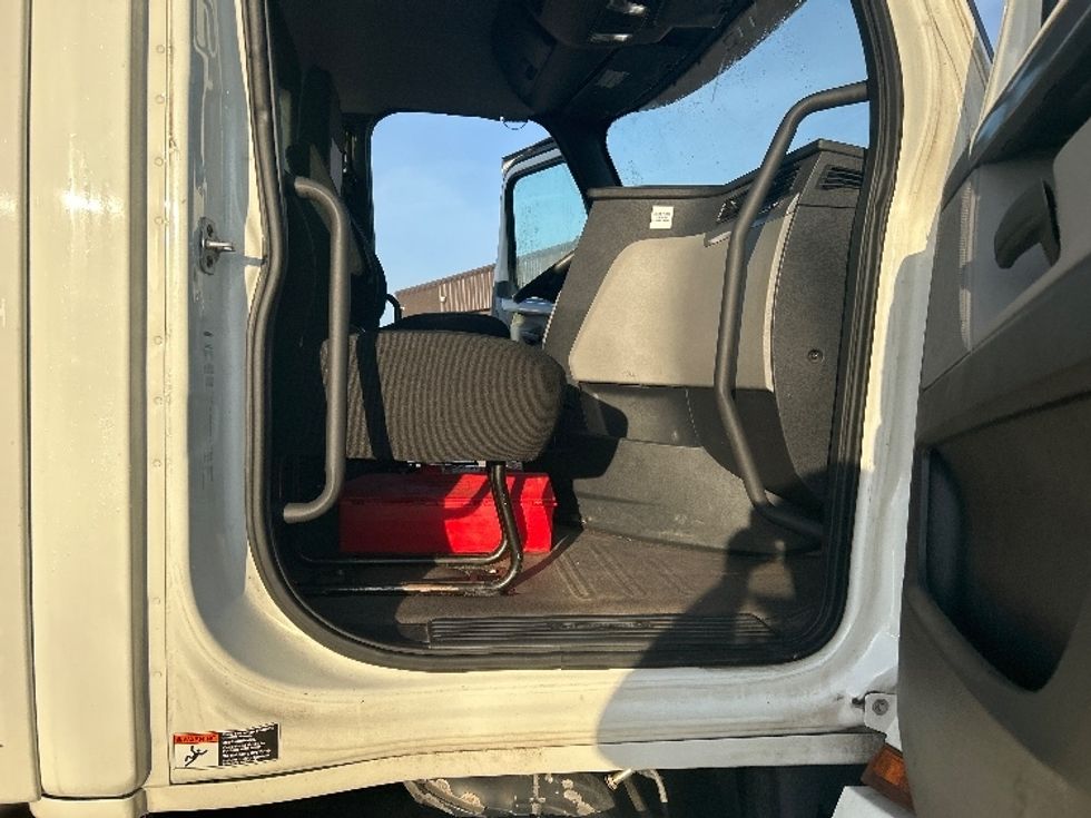 Day Cab Tractor-Heavy Duty Tractors-Freightliner-2019-T12664ST-Lansing-MI-545,775\n\t\tmiles-$ 34,750 - Image 12