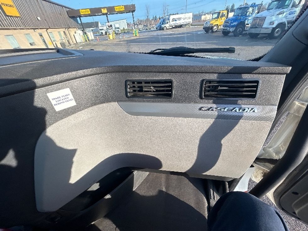 Day Cab Tractor-Heavy Duty Tractors-Freightliner-2019-T12664ST-Lansing-MI-545,775\n\t\tmiles-$ 34,750 - Image 13