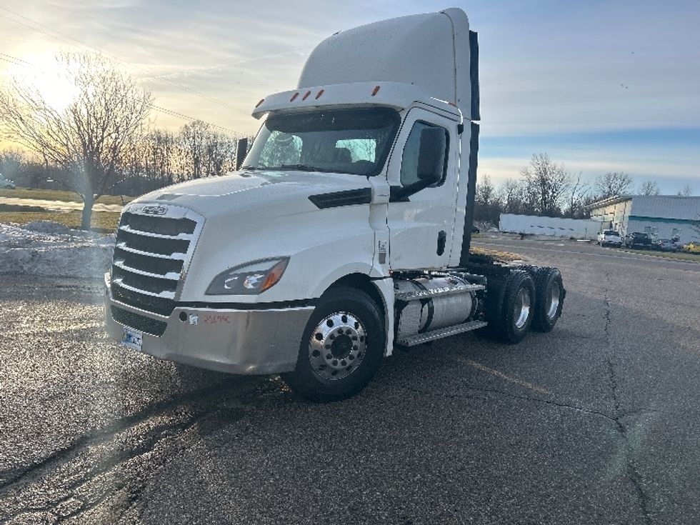 Day Cab Tractor-Heavy Duty Tractors-Freightliner-2019-T12664ST-Lansing-MI-545,775\n\t\tmiles-$ 34,750 - Image 3