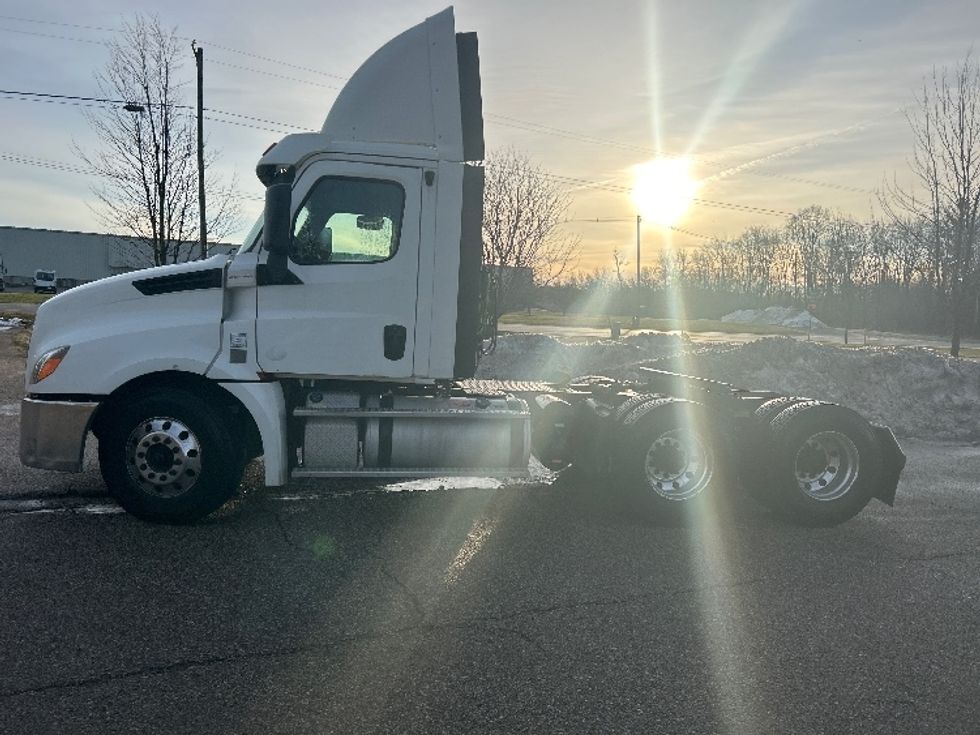 Day Cab Tractor-Heavy Duty Tractors-Freightliner-2019-T12664ST-Lansing-MI-545,775\n\t\tmiles-$ 34,750 - Image 4