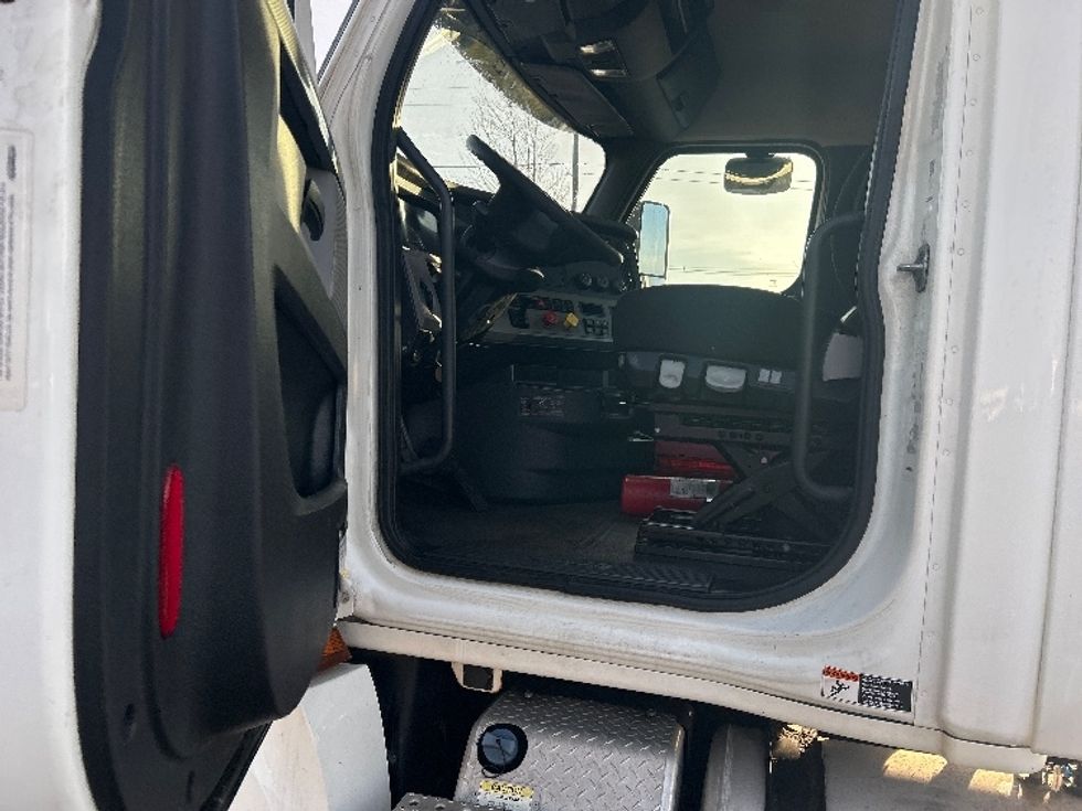 Day Cab Tractor-Heavy Duty Tractors-Freightliner-2019-T12664ST-Lansing-MI-545,775\n\t\tmiles-$ 34,750 - Image 9