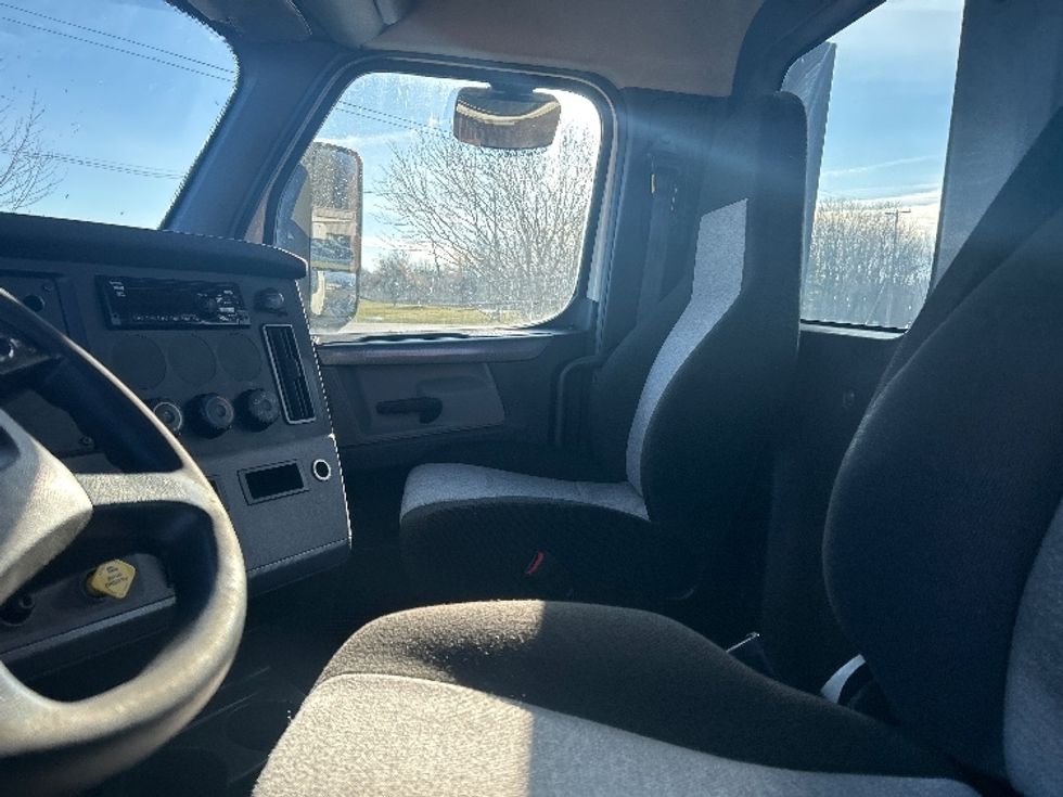 Day Cab Tractor-Heavy Duty Tractors-Freightliner-2019-T12664ST-Lansing-MI-591,602\n\t\tmiles-$ 30,750 - Image 10
