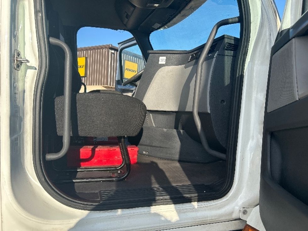 Day Cab Tractor-Heavy Duty Tractors-Freightliner-2019-T12664ST-Lansing-MI-591,602\n\t\tmiles-$ 30,750 - Image 12