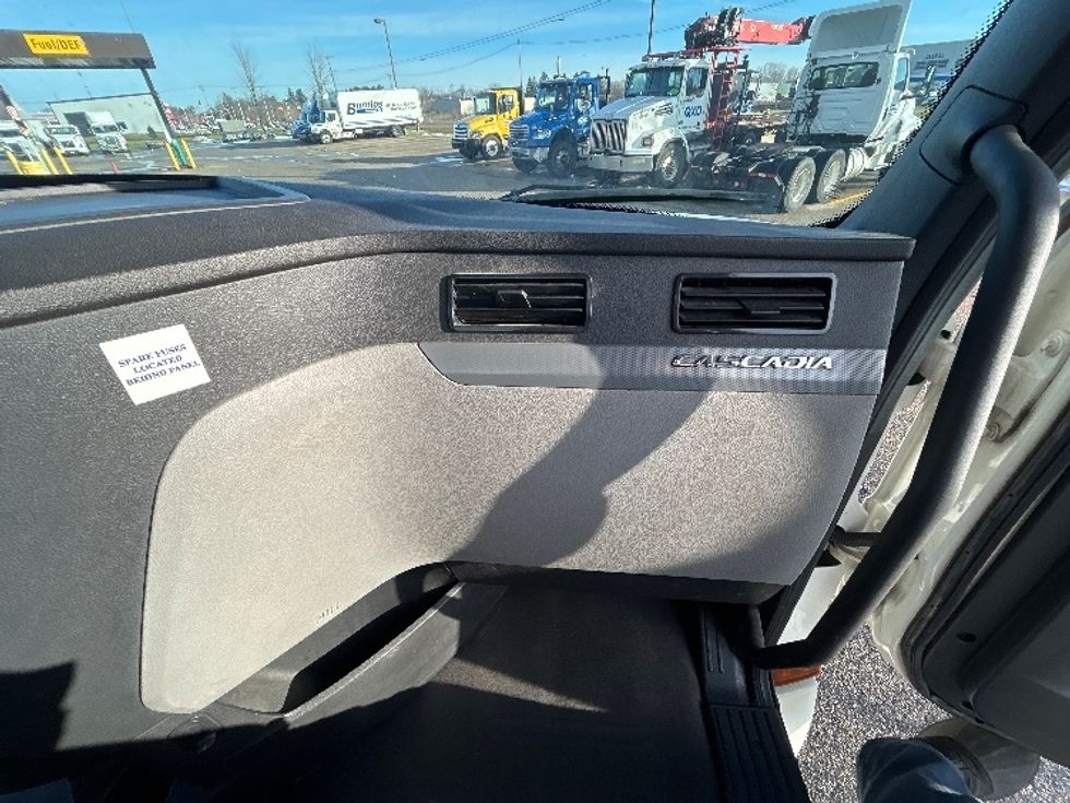 Day Cab Tractor-Heavy Duty Tractors-Freightliner-2019-T12664ST-Lansing-MI-591,602\n\t\tmiles-$ 30,750 - Image 13