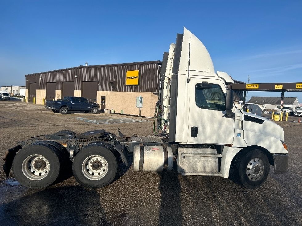 Day Cab Tractor-Heavy Duty Tractors-Freightliner-2019-T12664ST-Lansing-MI-591,602\n\t\tmiles-$ 30,750 - Image 8