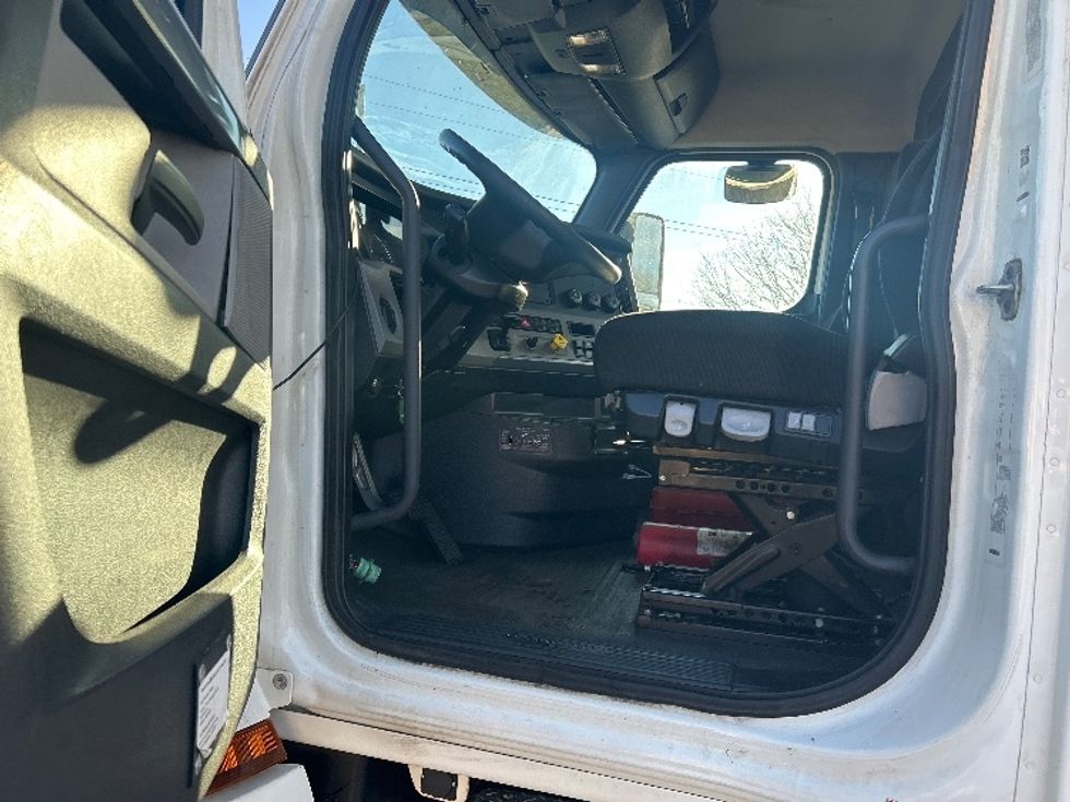 Day Cab Tractor-Heavy Duty Tractors-Freightliner-2019-T12664ST-Lansing-MI-591,602\n\t\tmiles-$ 30,750 - Image 9