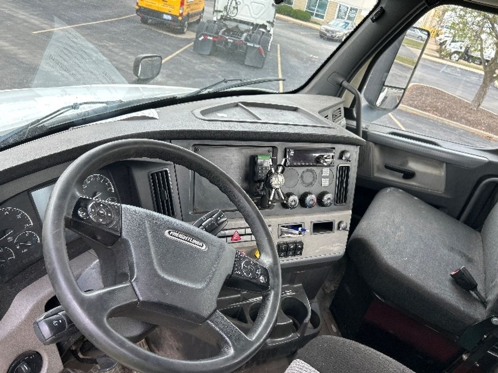 Day Cab Tractor-Heavy Duty Tractors-Freightliner-2019-T12664ST-Lansing-MI-610,612\n\t\tmiles-$ 29,500 - Image 10