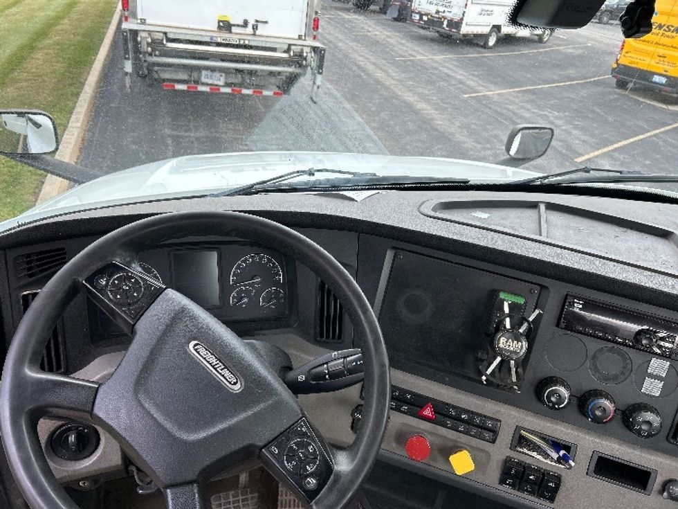 Day Cab Tractor-Heavy Duty Tractors-Freightliner-2019-T12664ST-Lansing-MI-610,612\n\t\tmiles-$ 29,500 - Image 11