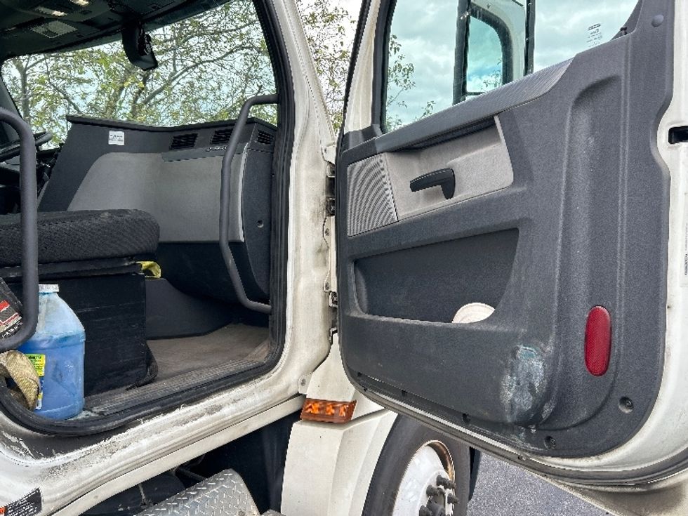 Day Cab Tractor-Heavy Duty Tractors-Freightliner-2019-T12664ST-Lansing-MI-610,612\n\t\tmiles-$ 29,500 - Image 12