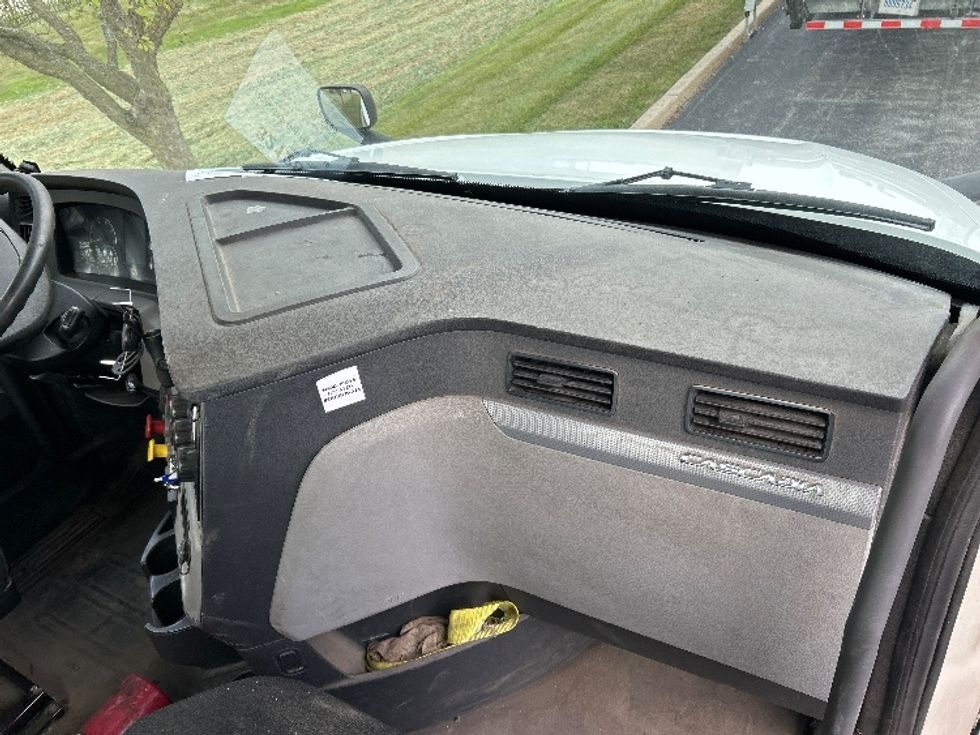 Day Cab Tractor-Heavy Duty Tractors-Freightliner-2019-T12664ST-Lansing-MI-610,612\n\t\tmiles-$ 29,500 - Image 13