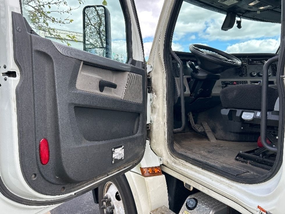 Day Cab Tractor-Heavy Duty Tractors-Freightliner-2019-T12664ST-Lansing-MI-610,612\n\t\tmiles-$ 29,500 - Image 9