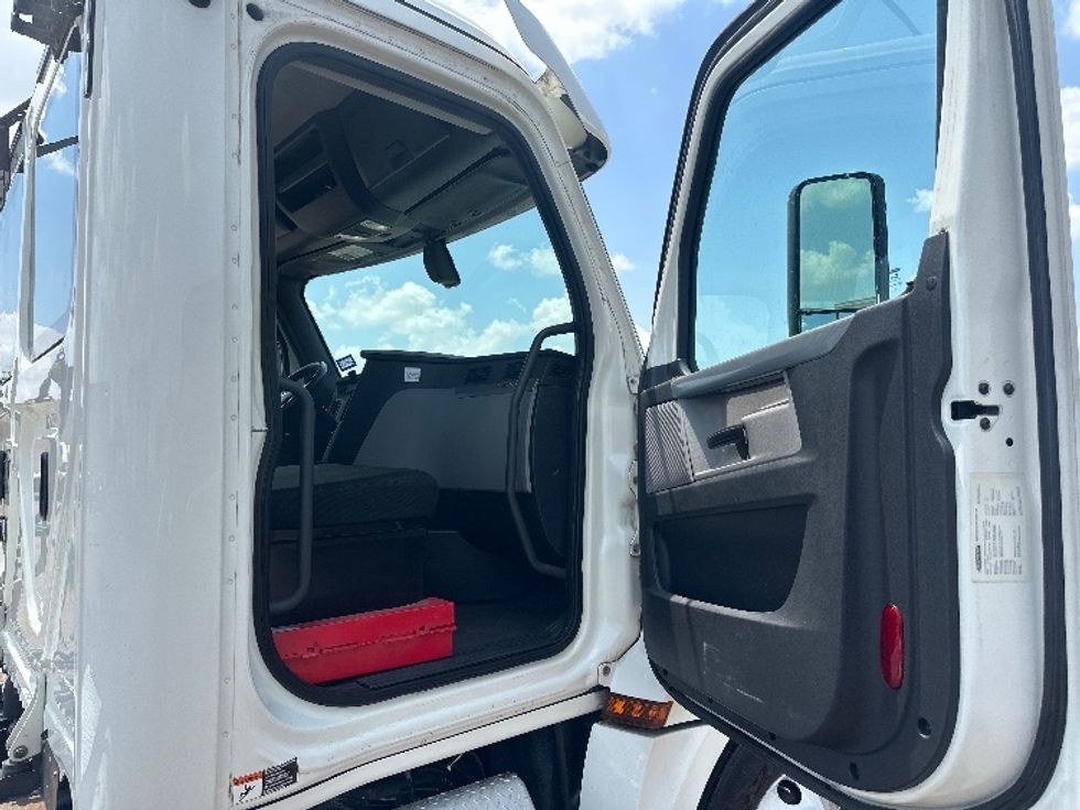Day Cab Tractor-Heavy Duty Tractors-Freightliner-2019-T12664ST-Laredo-TX-502,692\n\t\tmiles-$ 43,000 - Image 12