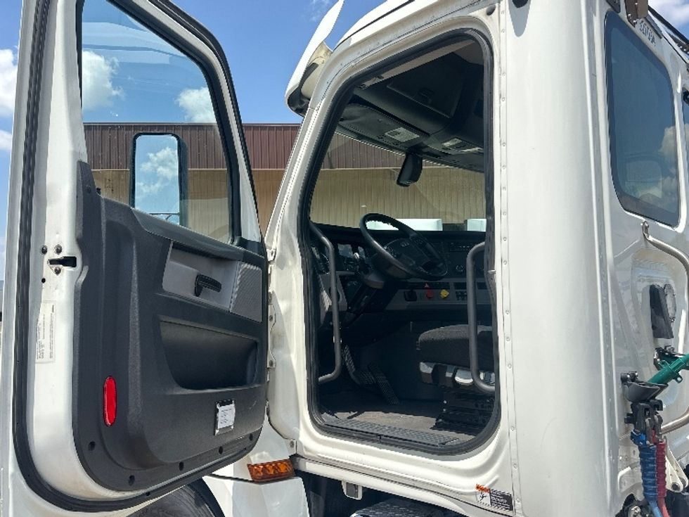 Day Cab Tractor-Heavy Duty Tractors-Freightliner-2019-T12664ST-Laredo-TX-502,692\n\t\tmiles-$ 43,000 - Image 9