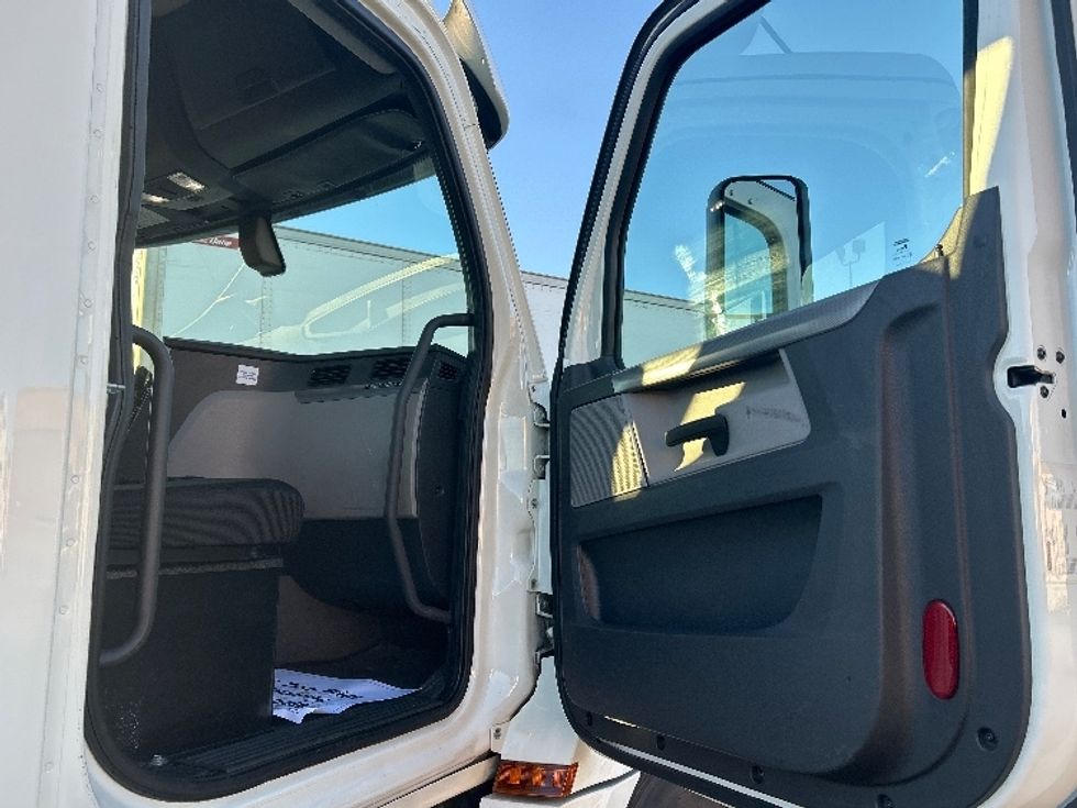Day Cab Tractor-Heavy Duty Tractors-Freightliner-2019-T12664ST-Las Vegas-NV-151,795\n\t\tmiles-$ 61,750 - Image 12