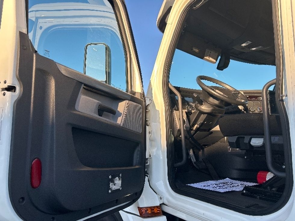 Day Cab Tractor-Heavy Duty Tractors-Freightliner-2019-T12664ST-Las Vegas-NV-151,795\n\t\tmiles-$ 61,750 - Image 9