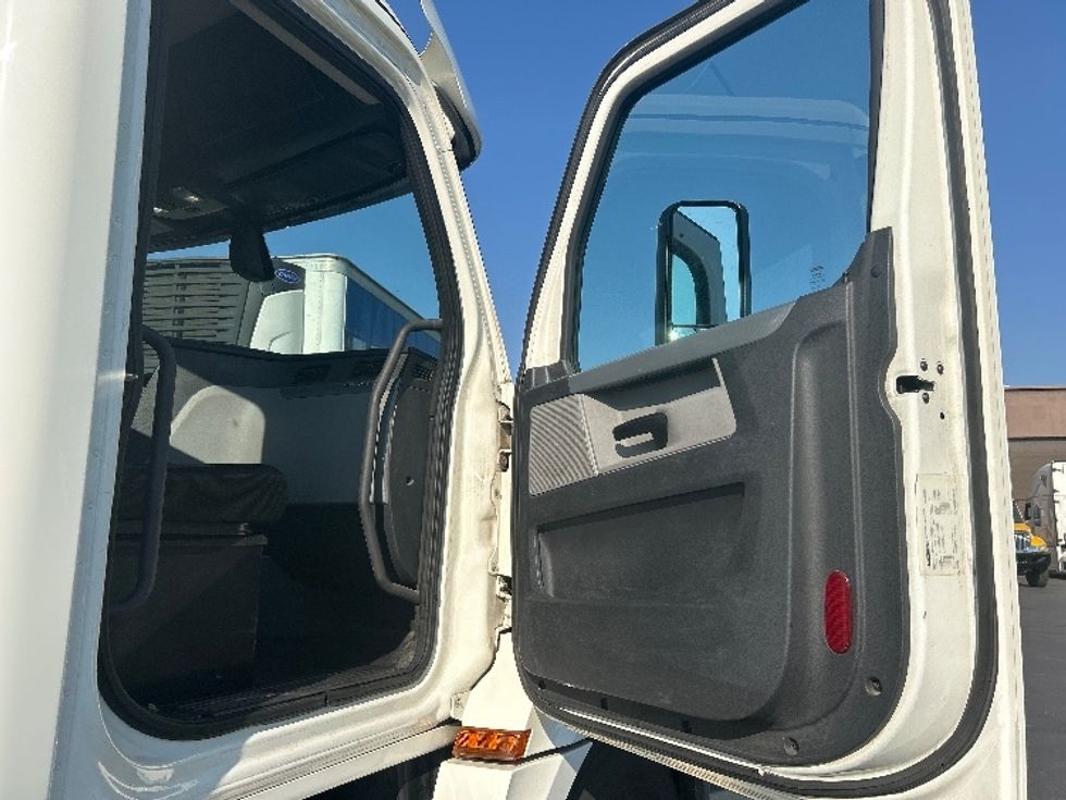 Day Cab Tractor-Heavy Duty Tractors-Freightliner-2019-T12664ST-Las Vegas-NV-227,125\n\t\tmiles-$ 60,500 - Image 12