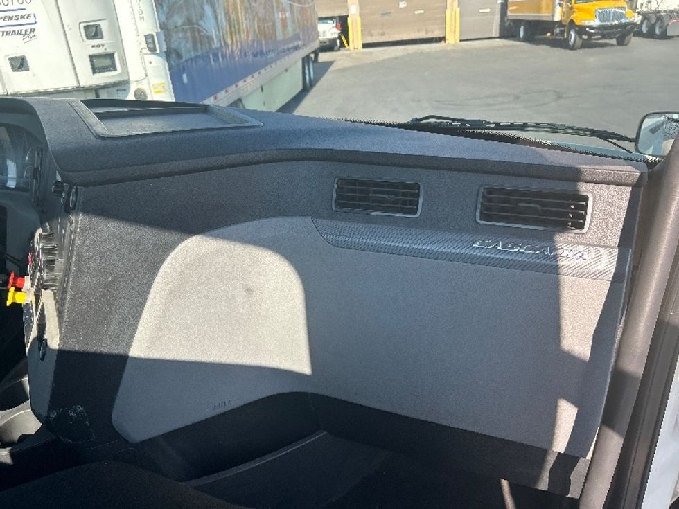 Day Cab Tractor-Heavy Duty Tractors-Freightliner-2019-T12664ST-Las Vegas-NV-227,125\n\t\tmiles-$ 60,500 - Image 13