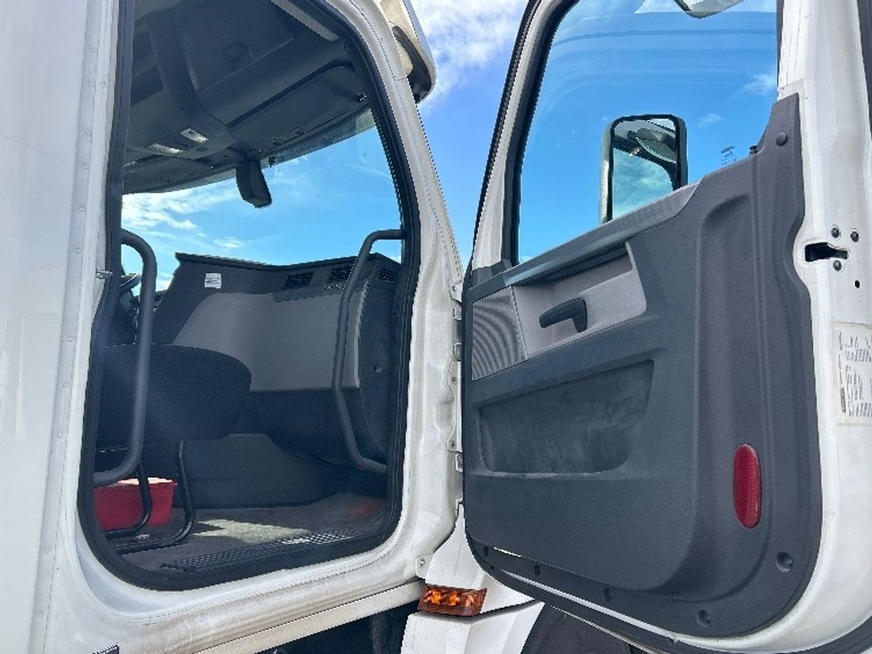 Day Cab Tractor-Heavy Duty Tractors-Freightliner-2019-T12664ST-Las Vegas-NV-229,023\n\t\tmiles-$ 56,250 - Image 12