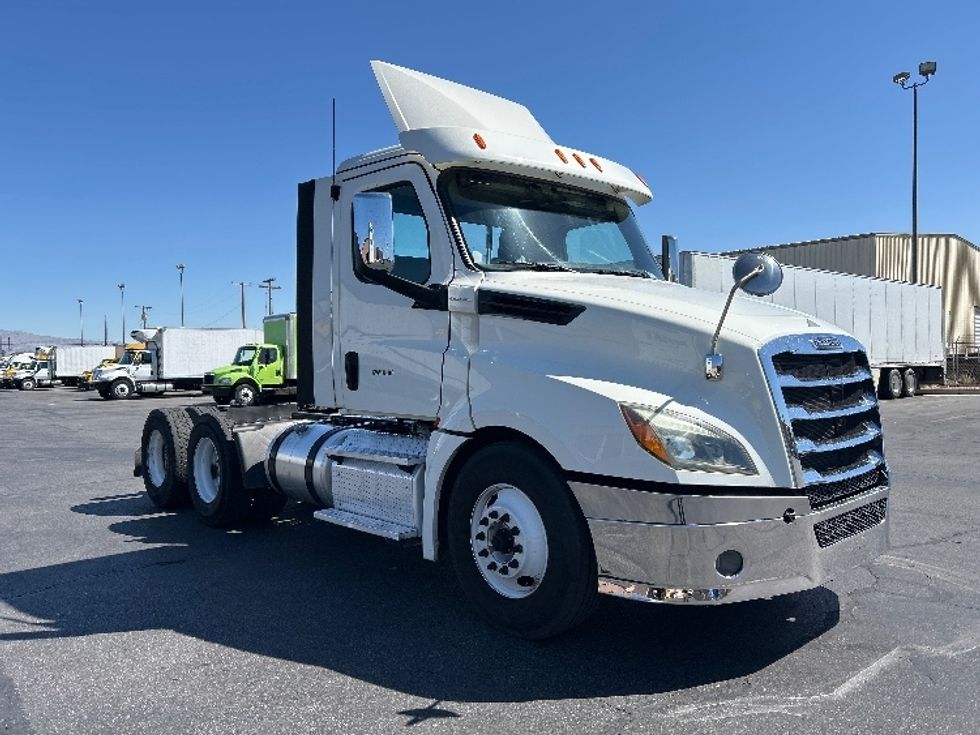 Day Cab Tractor-Heavy Duty Tractors-Freightliner-2019-T12664ST-Las Vegas-NV-334,111\n\t\tmiles-$ 48,000 - Image 1