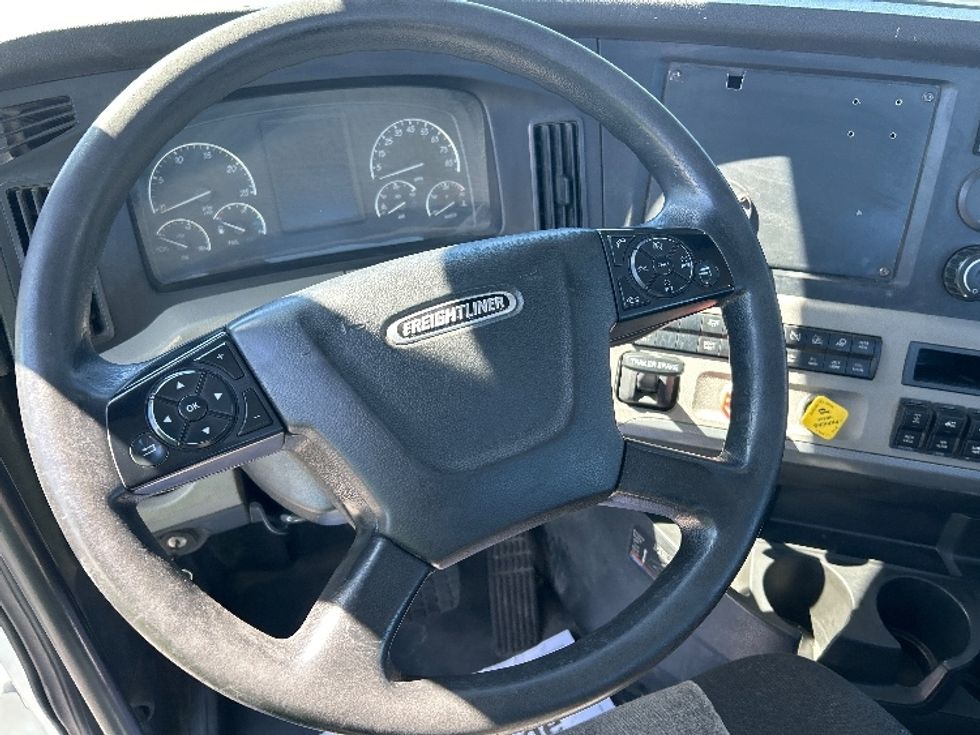 Day Cab Tractor-Heavy Duty Tractors-Freightliner-2019-T12664ST-Las Vegas-NV-334,111\n\t\tmiles-$ 48,000 - Image 11