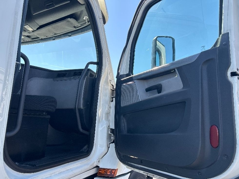 Day Cab Tractor-Heavy Duty Tractors-Freightliner-2019-T12664ST-Las Vegas-NV-334,111\n\t\tmiles-$ 48,000 - Image 12