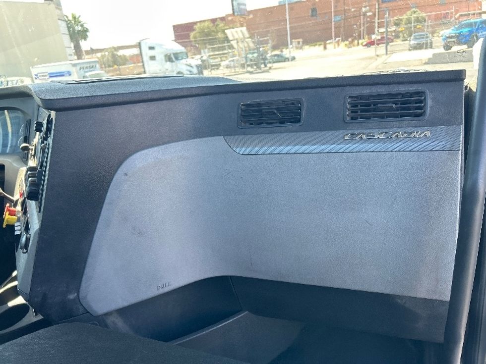 Day Cab Tractor-Heavy Duty Tractors-Freightliner-2019-T12664ST-Las Vegas-NV-334,111\n\t\tmiles-$ 48,000 - Image 13