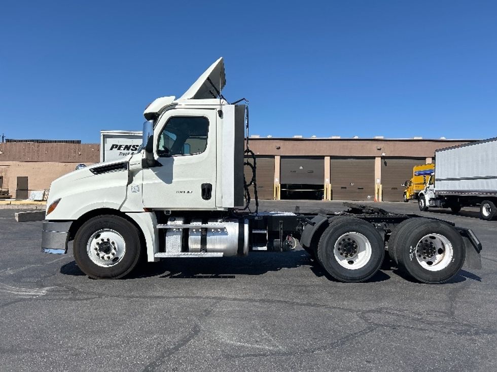Day Cab Tractor-Heavy Duty Tractors-Freightliner-2019-T12664ST-Las Vegas-NV-334,111\n\t\tmiles-$ 48,000 - Image 4