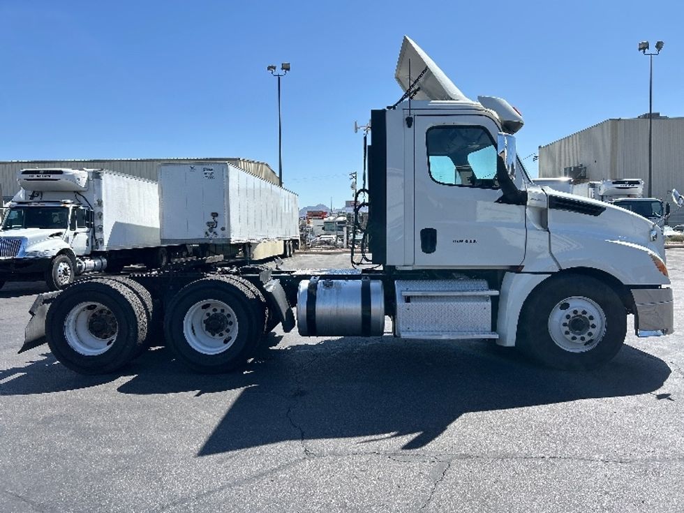 Day Cab Tractor-Heavy Duty Tractors-Freightliner-2019-T12664ST-Las Vegas-NV-334,111\n\t\tmiles-$ 48,000 - Image 8