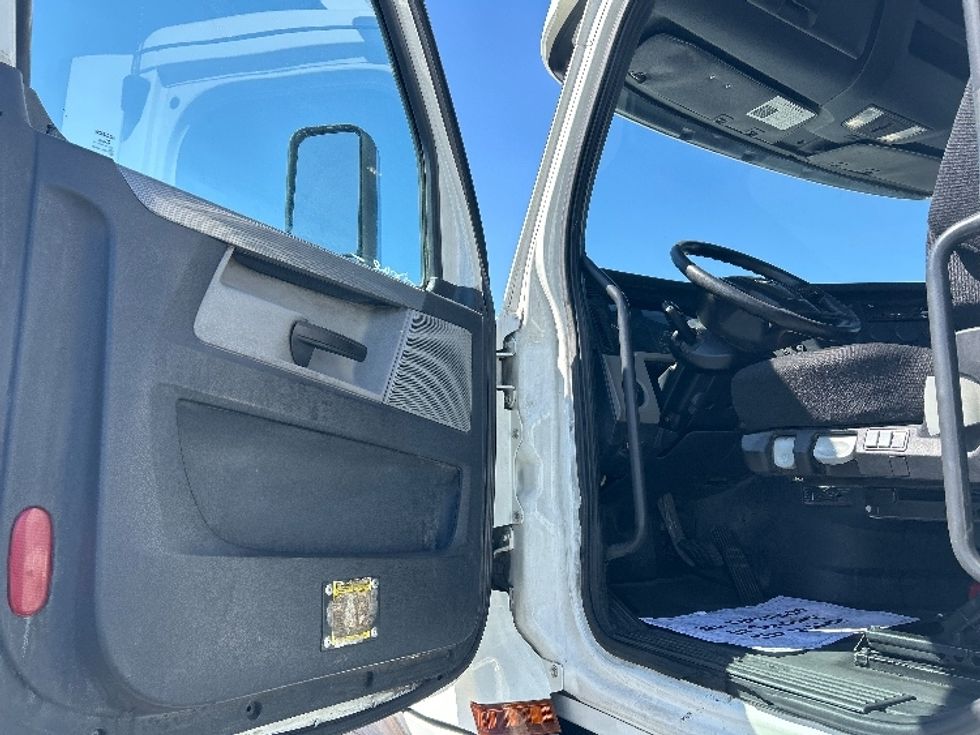 Day Cab Tractor-Heavy Duty Tractors-Freightliner-2019-T12664ST-Las Vegas-NV-334,111\n\t\tmiles-$ 48,000 - Image 9