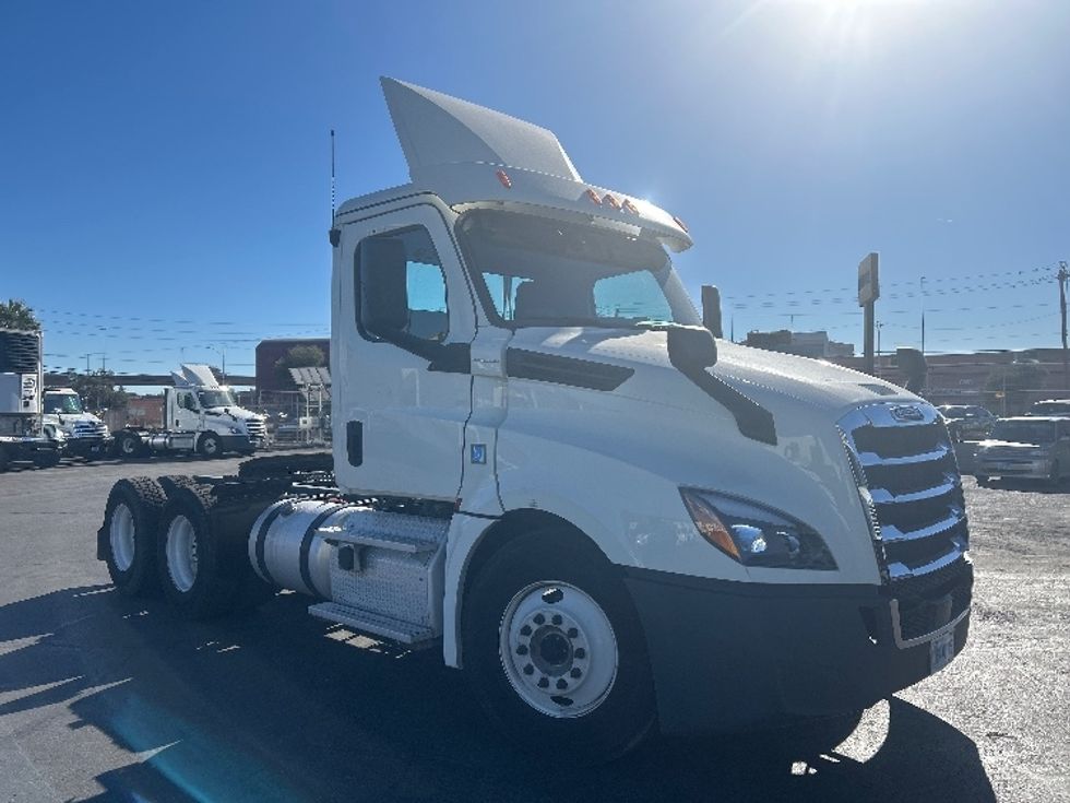 Day Cab Tractor-Heavy Duty Tractors-Freightliner-2019-T12664ST-Las Vegas-NV-695,525\n\t\tmiles-$ 26,250 - Image 1