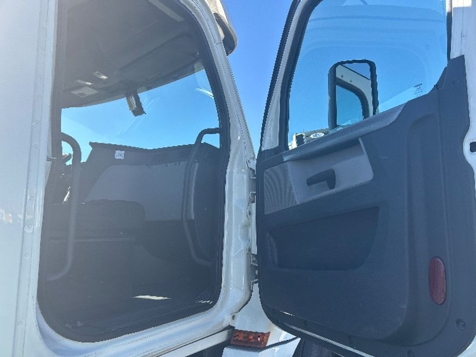 Day Cab Tractor-Heavy Duty Tractors-Freightliner-2019-T12664ST-Las Vegas-NV-695,525\n\t\tmiles-$ 26,250 - Image 12